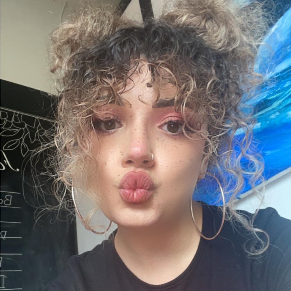 Meet your Posher, Lina